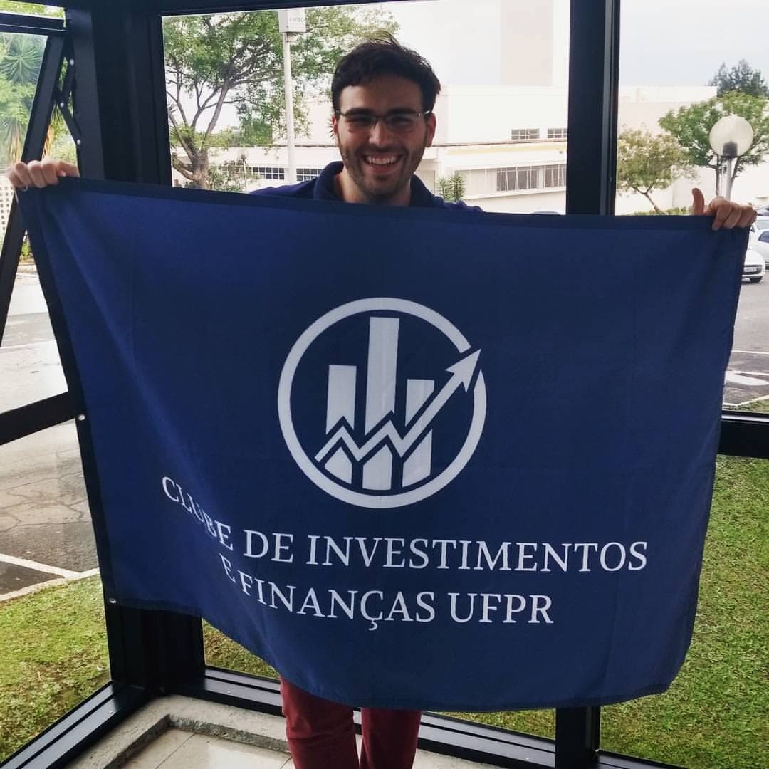 A bandeira do Clube de Investimentos e Finanças UFPR, o nome de origem da liga.