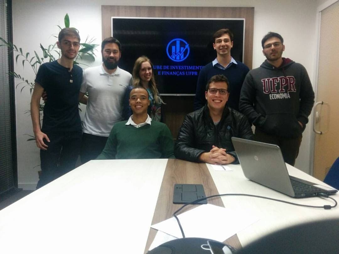 Reunião de kick-off de 2016, com o logotipo do Clube de Investimentos e Finanças UFPR ao fundo.