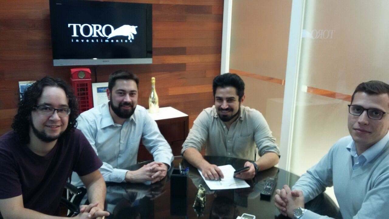 Assinatura da primeira parceria da liga, com a Toro Investimentos.